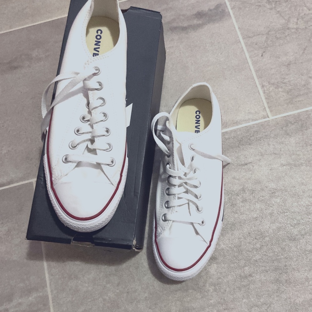 Size men’s 9 women’s 11 white converse